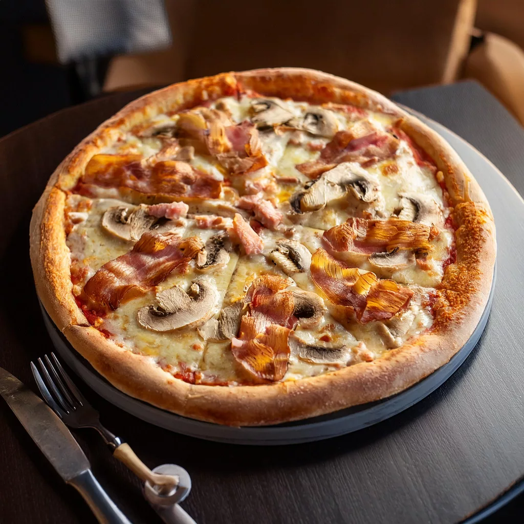 Pizza de pollo, bacon y champiñones