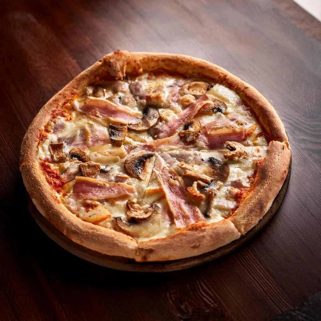 Pizza de pollo, bacon y champiñones