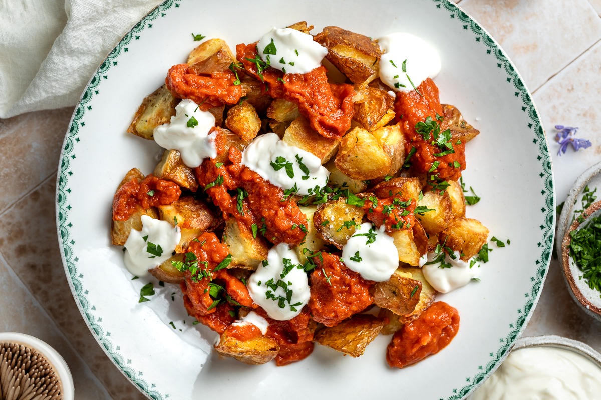 Patatas bravas caseras con salsa y alioli