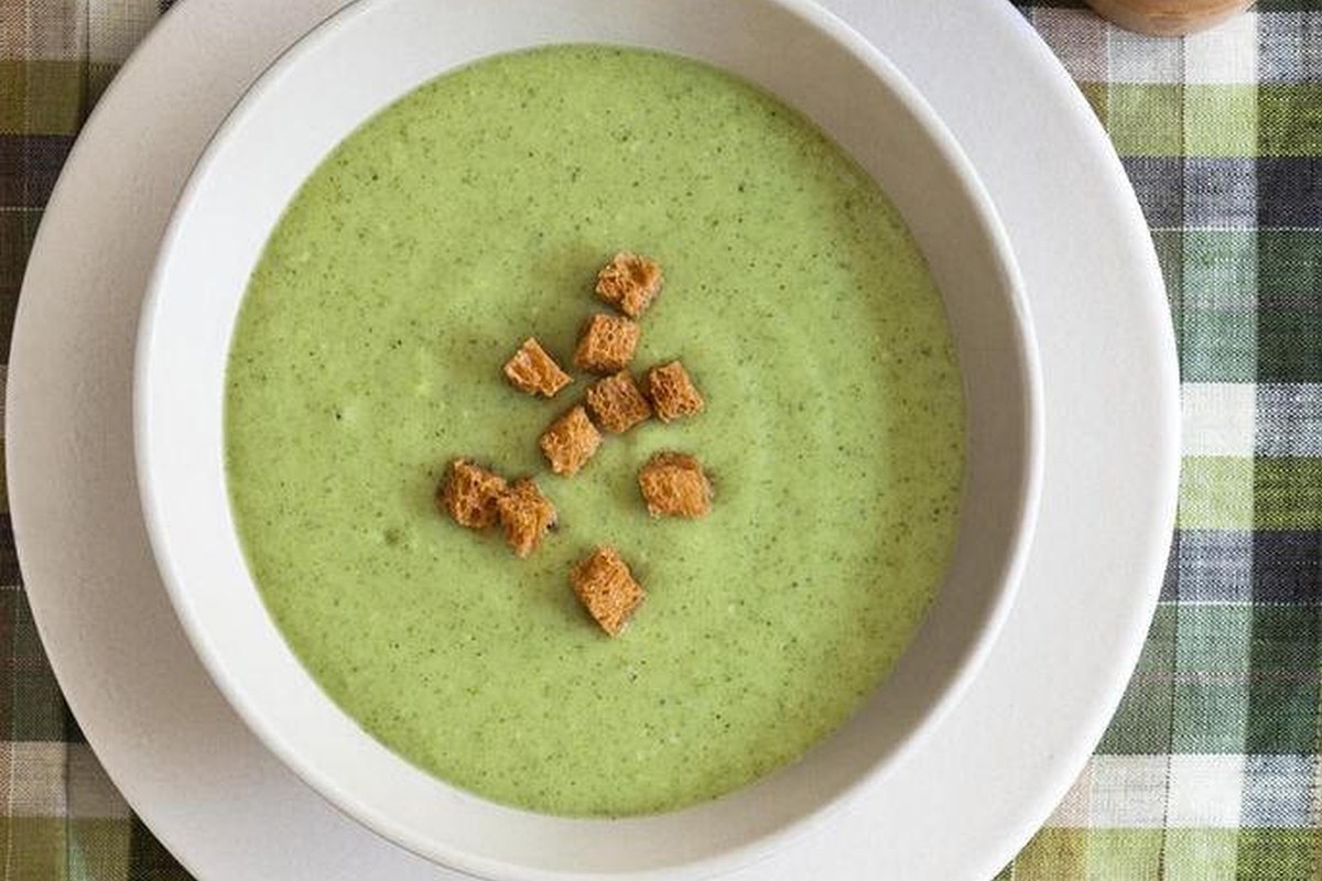 Crema de brócoli al microondas servida en un bol