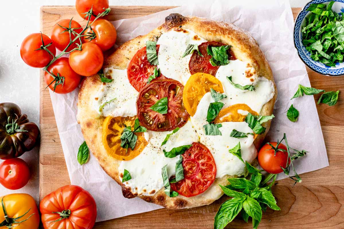 Tomates, albahaca y mozzarella para montar la pizza margarita