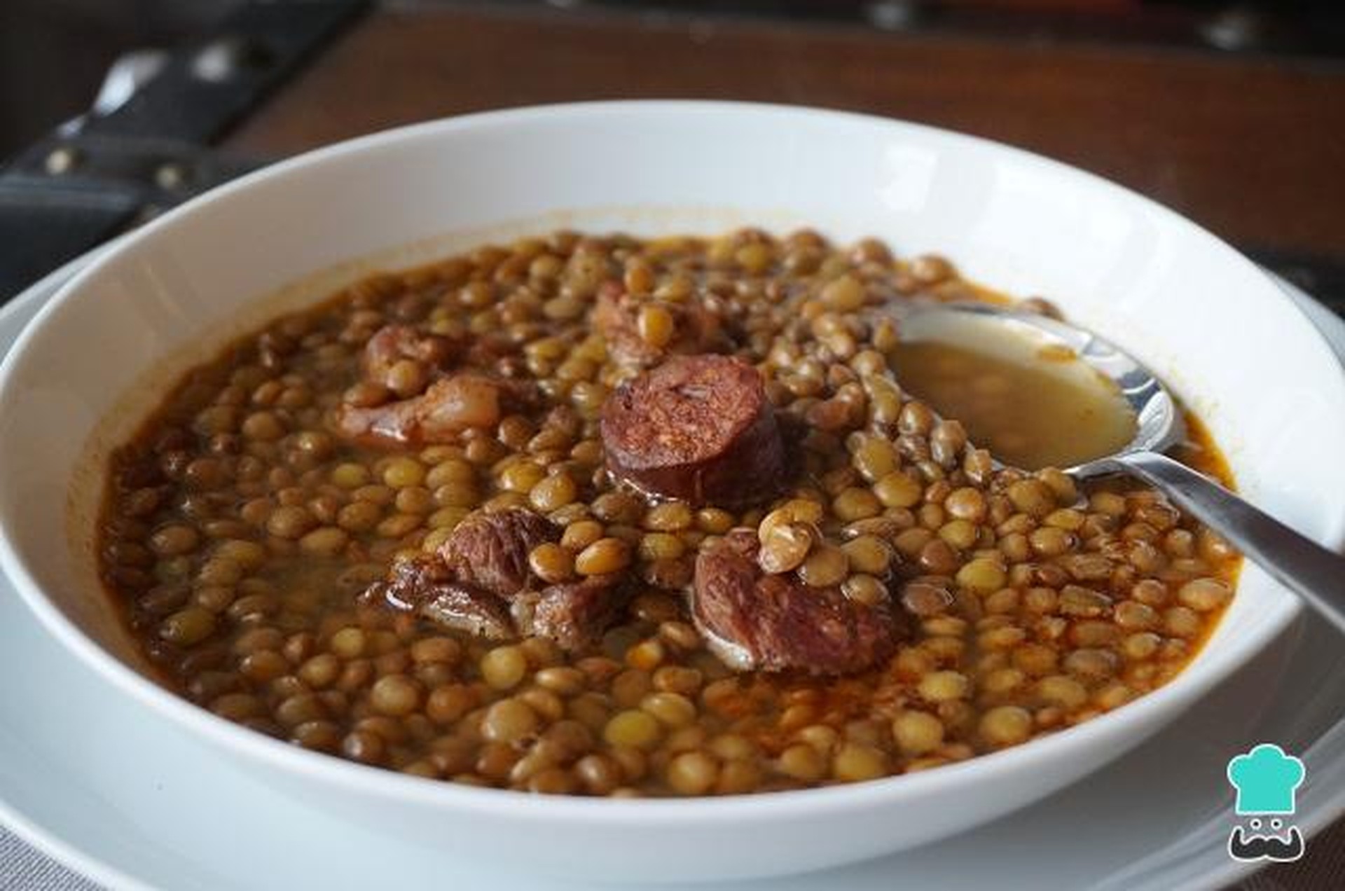 Lentejas estofadas con chorizo en plato, reconfortantes y listas en 40 minutos