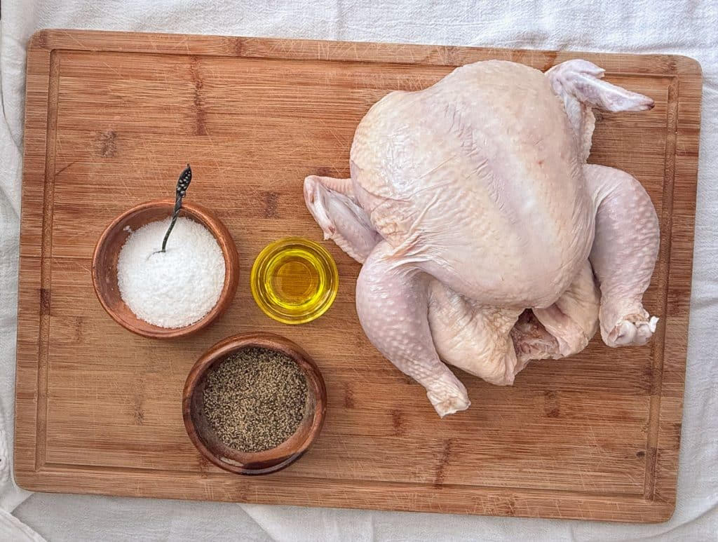 Ingredientes del pollo asado al horno con patatas: pollo, patatas y romero