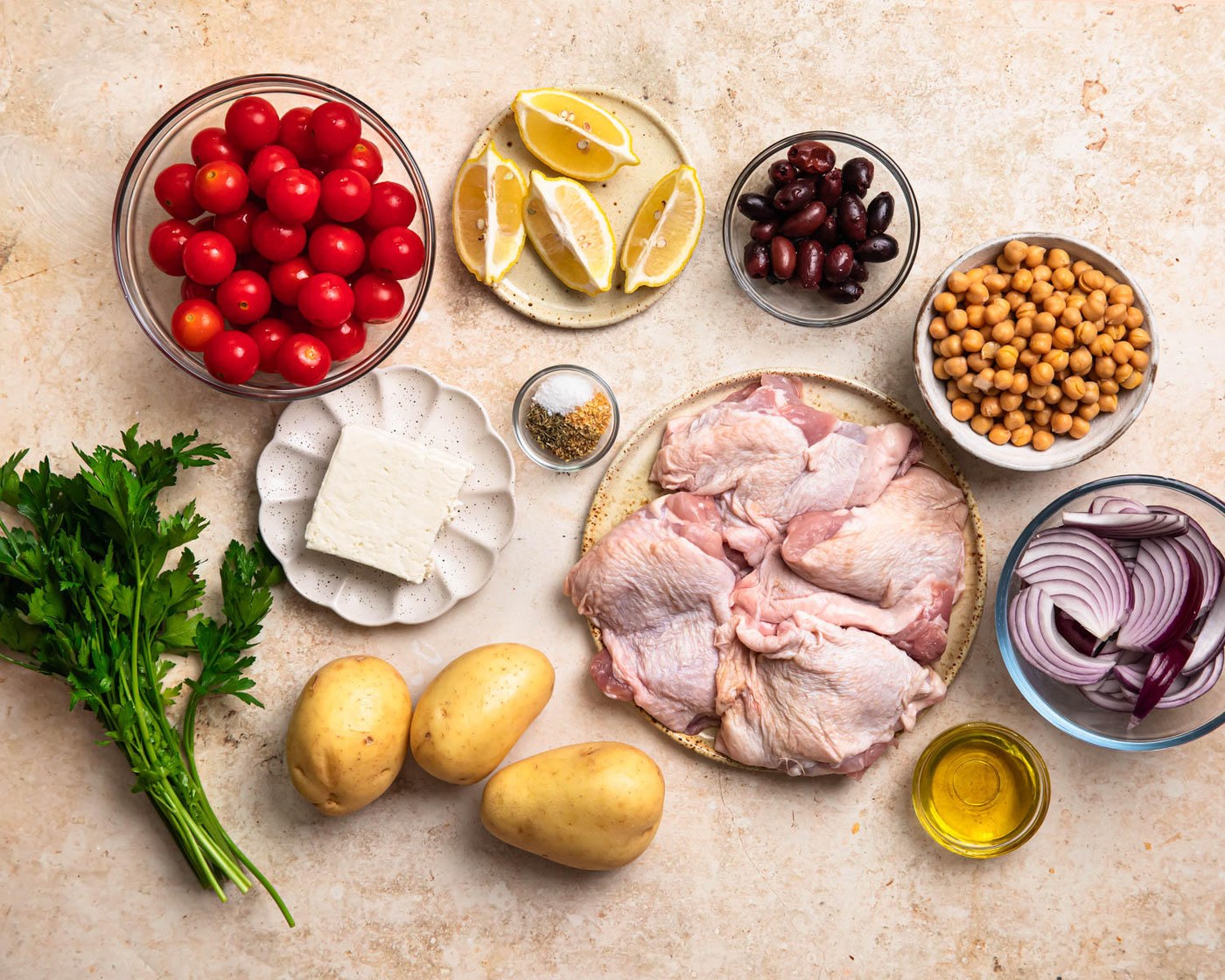 Ingredientes de la pechuga de pollo al limón con patatas: pechuga, patatas, limón, ajo y aceite