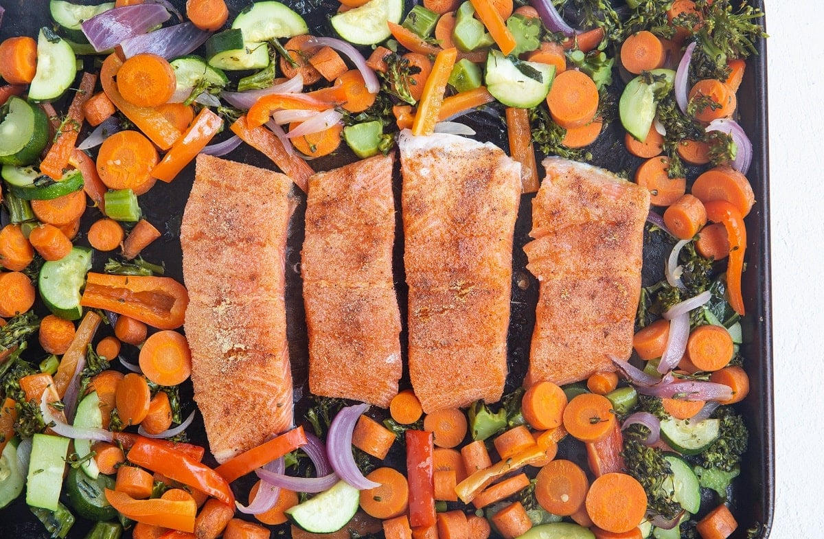 Ingredientes para salmón al horno con verduras en bandeja