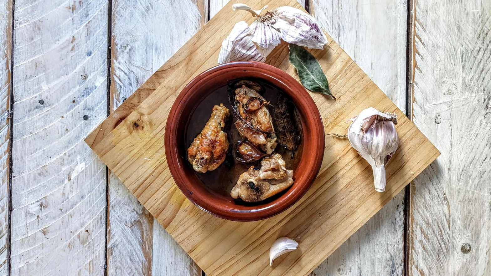 Ingredientes para pollo al ajillo con patatas: pollo, ajo y patatas